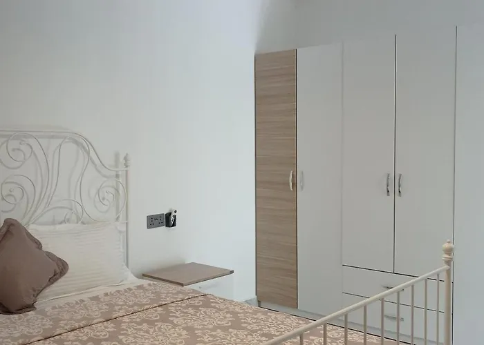 Self-catering 3 *
